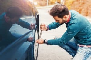 como trocar pneu de carro