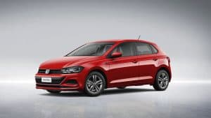 Volkswagen Polo MSI vermelho visto de frente, com grade em destaque e faróis afilados, em cenário urbano.