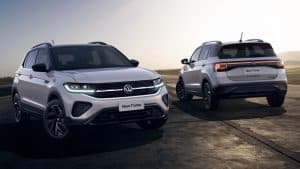 Dois Volkswagen T-Cross azuis estacionados, mostrando vista frontal e traseira do SUV em destaque. Perguntar ao ChatGPT
