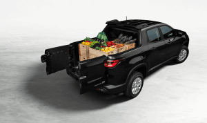 Traseira da Fiat Toro seminova com lanternas em LED e design robusto, estacionada.