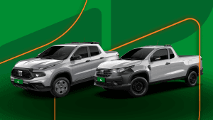 Fiat Strada e Fiat Toro em primeiro plano, fundo liso nas cores verde e alaranjado da Localiza Seminovos