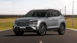 Hyundai Creta cinza estacionado à beira da estrada, destacando design robusto e perfil de SUV compacto.