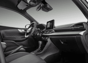 Interior do Fiat Pulse com central multimídia ligada e acabamento moderno em preto, destacando painel e volante multifuncional.