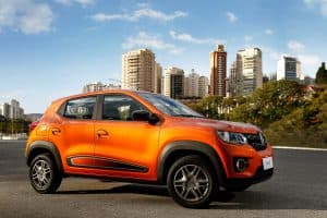 Renault Kwid circulando pela cidade, destacando sua mobilidade e praticidade no trânsito urbano.