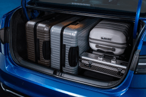 orta malas do Volkswagen Virtus seminovo aberto, com malas acomodadas mostrando o amplo espaço interno.
