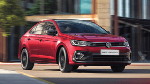 Volkswagen Virtus vermelho em movimento, em destaque na estrada, ressaltando linhas modernas e design marcante do sedã.