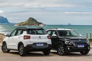 Citroën C3 nas cores branco e preto estacionados. Ao fundo, paisagem de mar com ilhas.