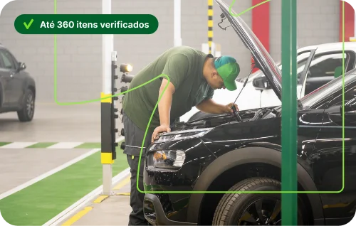 Mecânico realizando inspeção técnica em seminovo Localiza