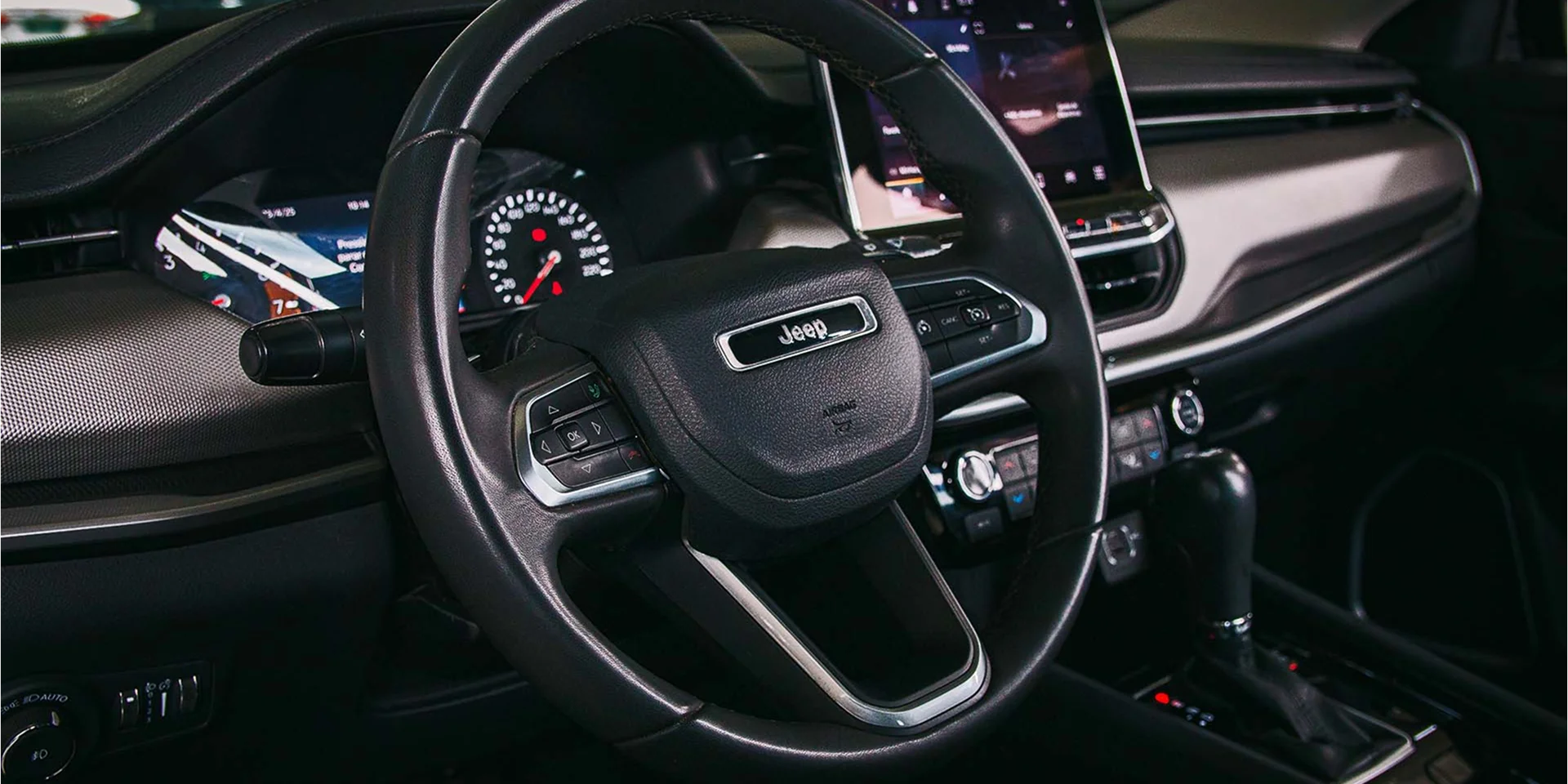 Detalhe interno do cockpit do carro Compass Longitude 1.3