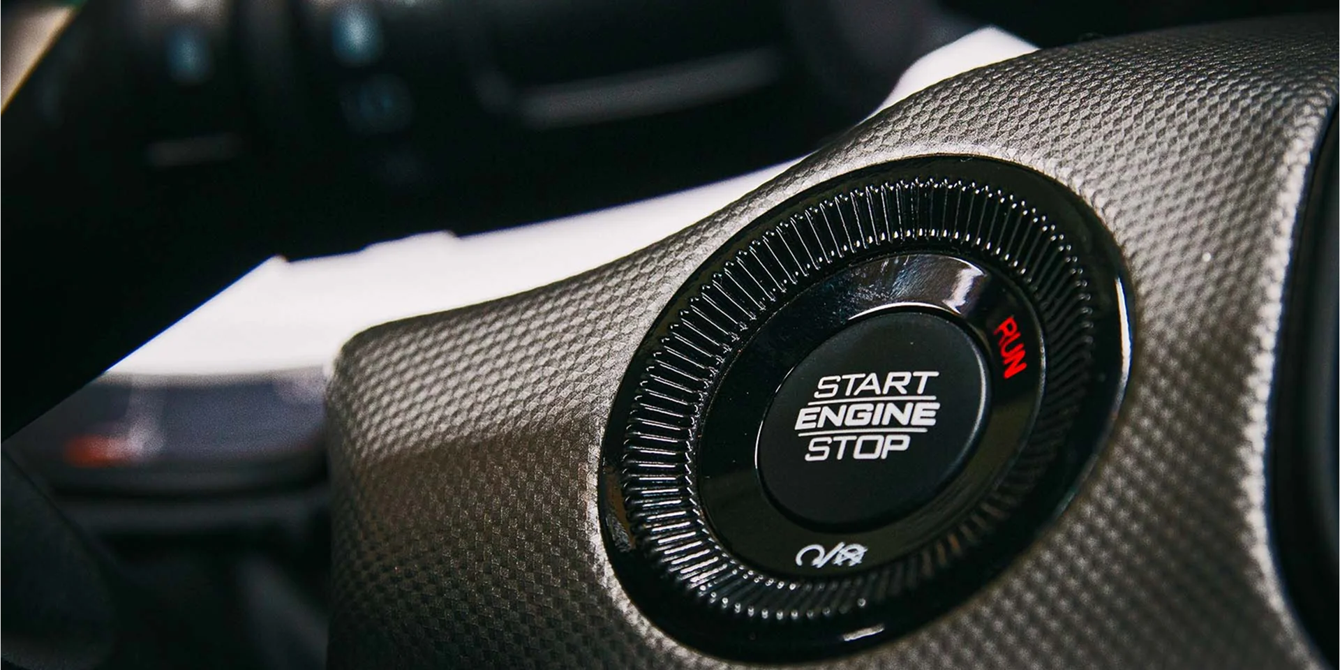 Detalhe interno do painel do carro Compass Longitude 1.3