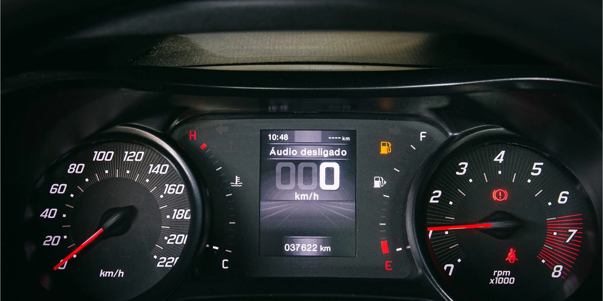 Detalhe interno do painel do carro Cronos Drive 1.3