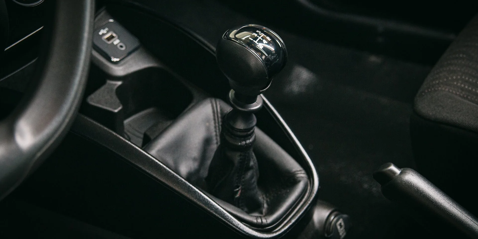 Detalhe do câmbio do carro Cronos Drive 1.3