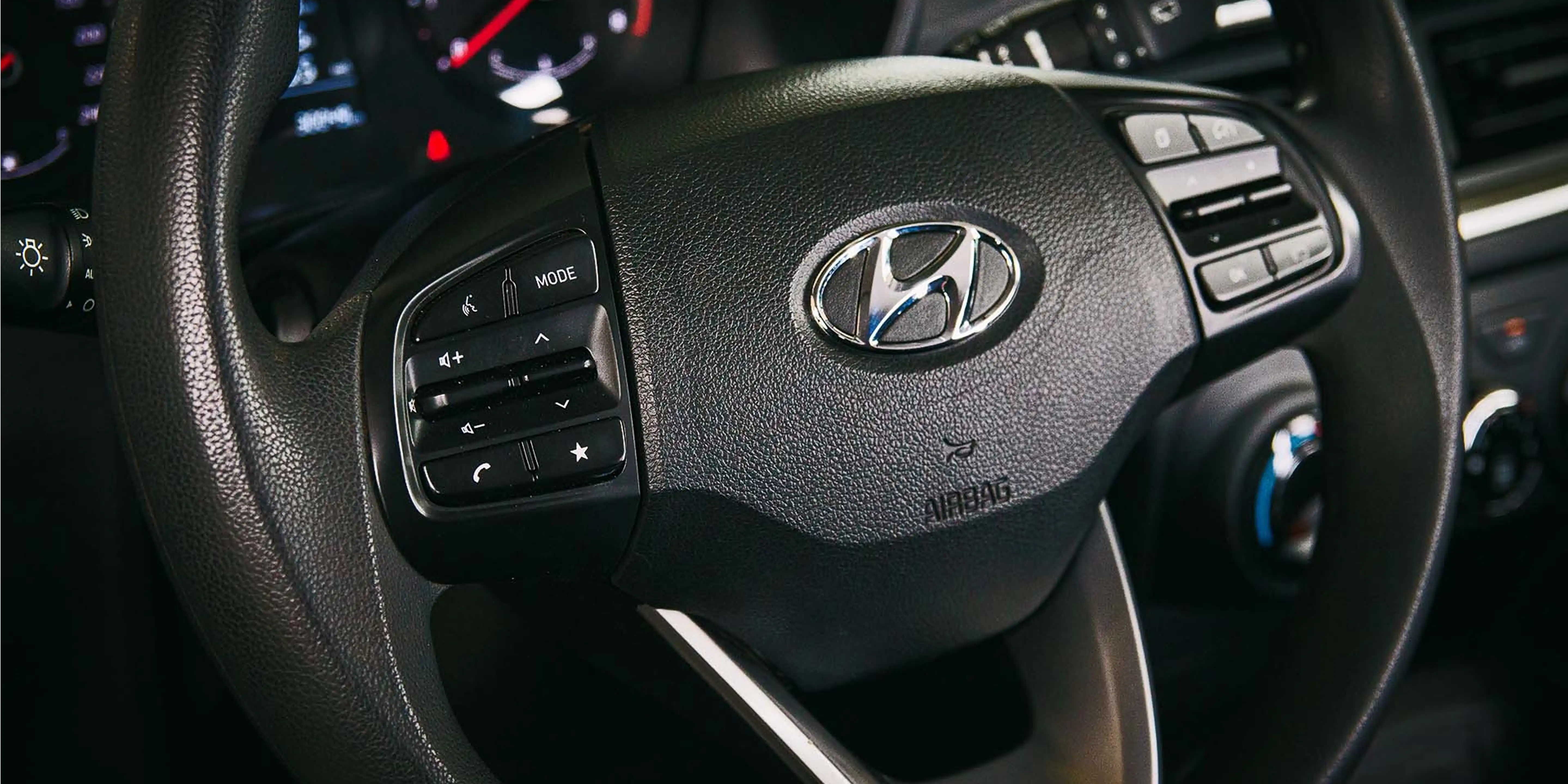 Detalhe interno do teto solar do carro Hyundai HB20