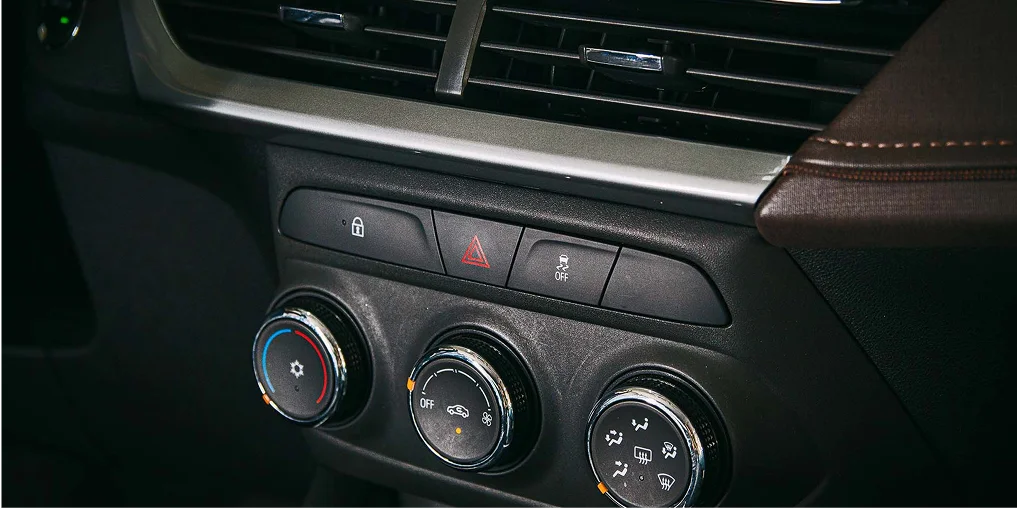 Detalhe interno do ar condicionado do carro Chevrolet Montana LTZ Turbo Flex 2024