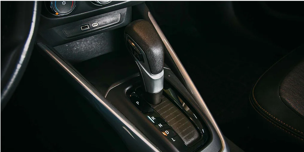 Detalhe do câmbio do carro Chevrolet Montana LTZ Turbo Flex 2024