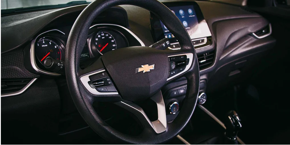 Detalhe interno do cockpit do carro Chevrolet Onix LT 1.0