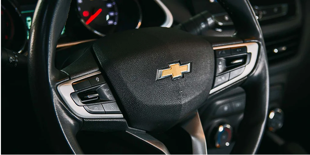 Detalhe interno do teto solar do carro Chevrolet Onix Plus LTZ/Premier