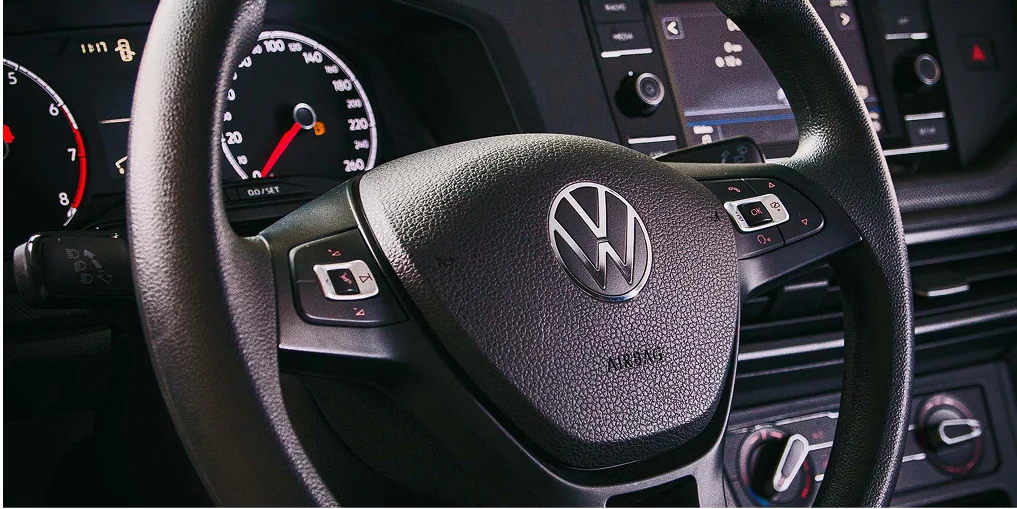 Detalhe interno do volante do carro Volkswagen Polo 1.0 MPI Flex 2024