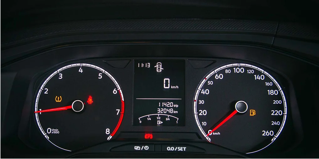 Detalhe interno do painel do carro Volkswagen Polo 1.0 MPI Flex 2024