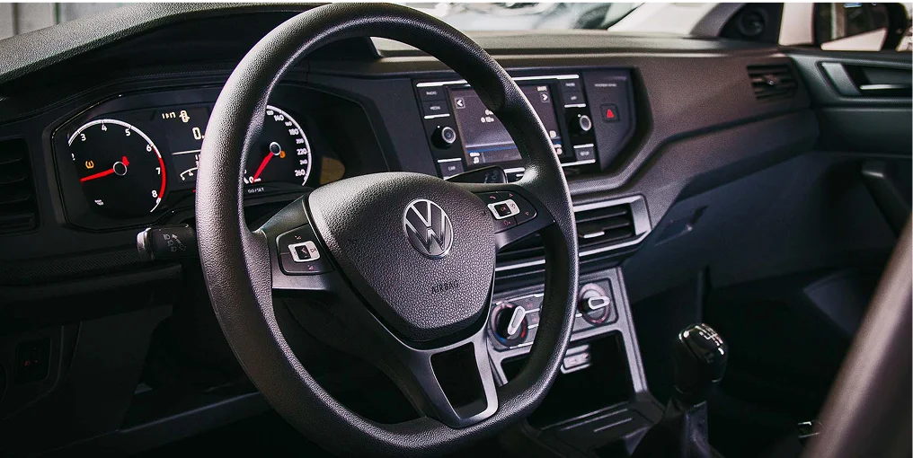Detalhe interno do volante do carro Volkswagen Polo 1.0 MPI Flex 2024