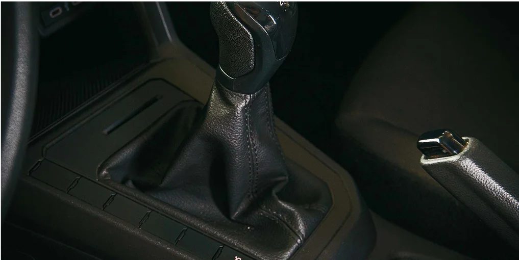 Detalhe do câmbio do carro Volkswagen Polo 1.0 MPI Flex 2024