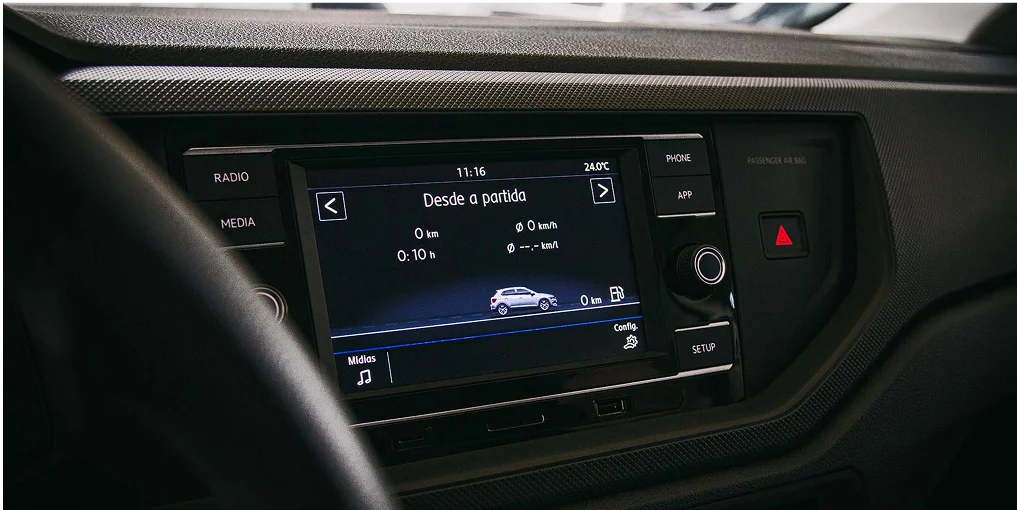 Detalhe da central multimídia do carro Volkswagen Polo 1.0 MPI Flex 2024