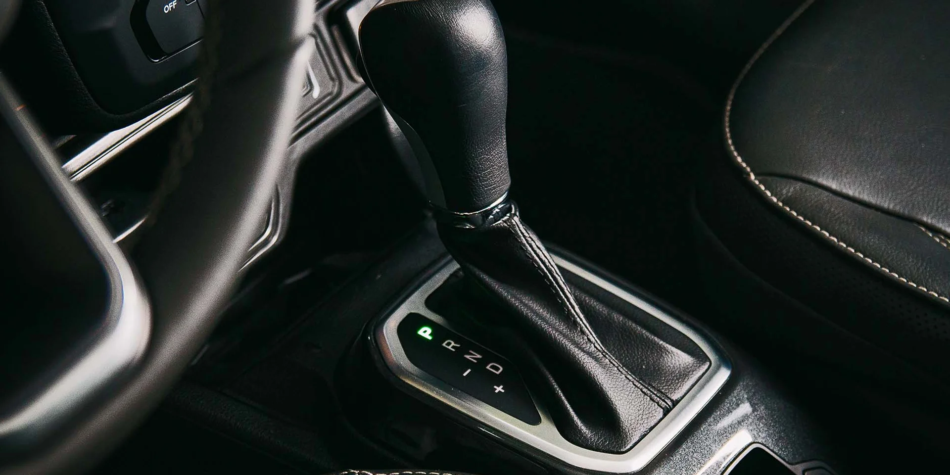 Detalhe do câmbio do carro Renegade Longitude 1.3