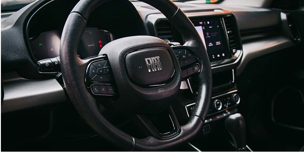 Detalhe do volante do carro Fiat Toro Freedom 1.3 2024